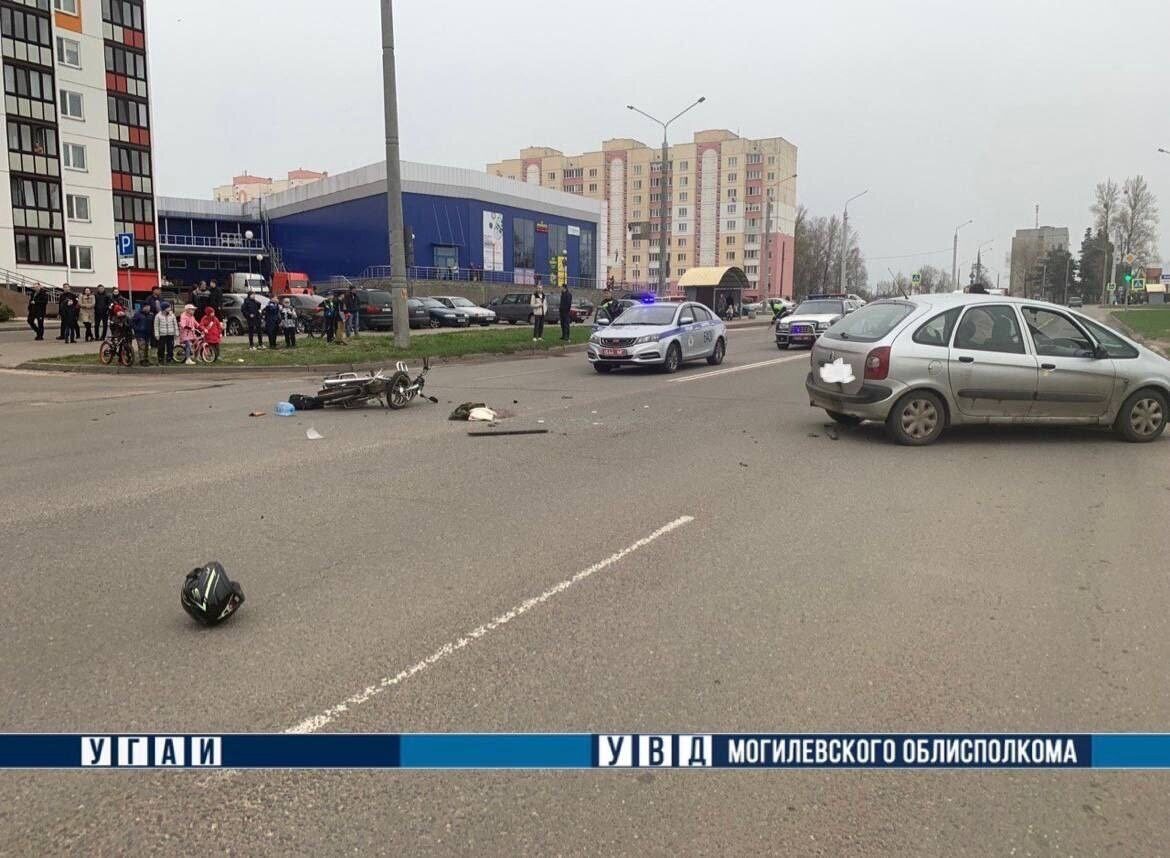 В Бобруйске мотоциклист оказался под колесами автомобиля (видео от «Бобруйск 360»)