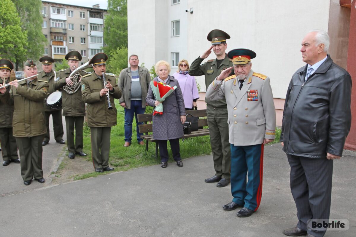 Под музыку военного оркестра! В Бобруйске в торжественной обстановке поздравили с Днем рождения генерал-лейтенанта в отставке Станислава Румянцева (дополнено)