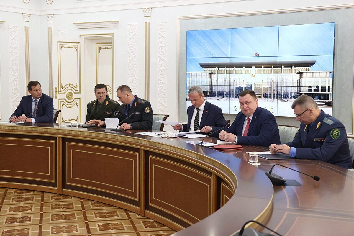 Реагировать на ситуацию и принимать меры. Лукашенко провел совещание с силовым блоком страны