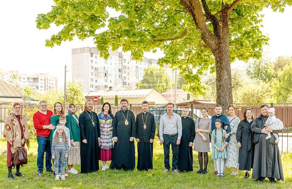 Родители и дети из многодетных семей сажали деревья в Бобруйске