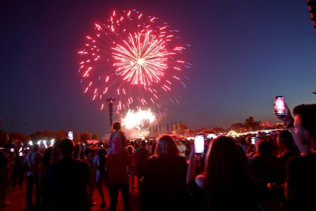 Салюты, файер-шоу, шоу мыльных пузырей. Бобруйск обещает быть восхитительным в праздничные дни