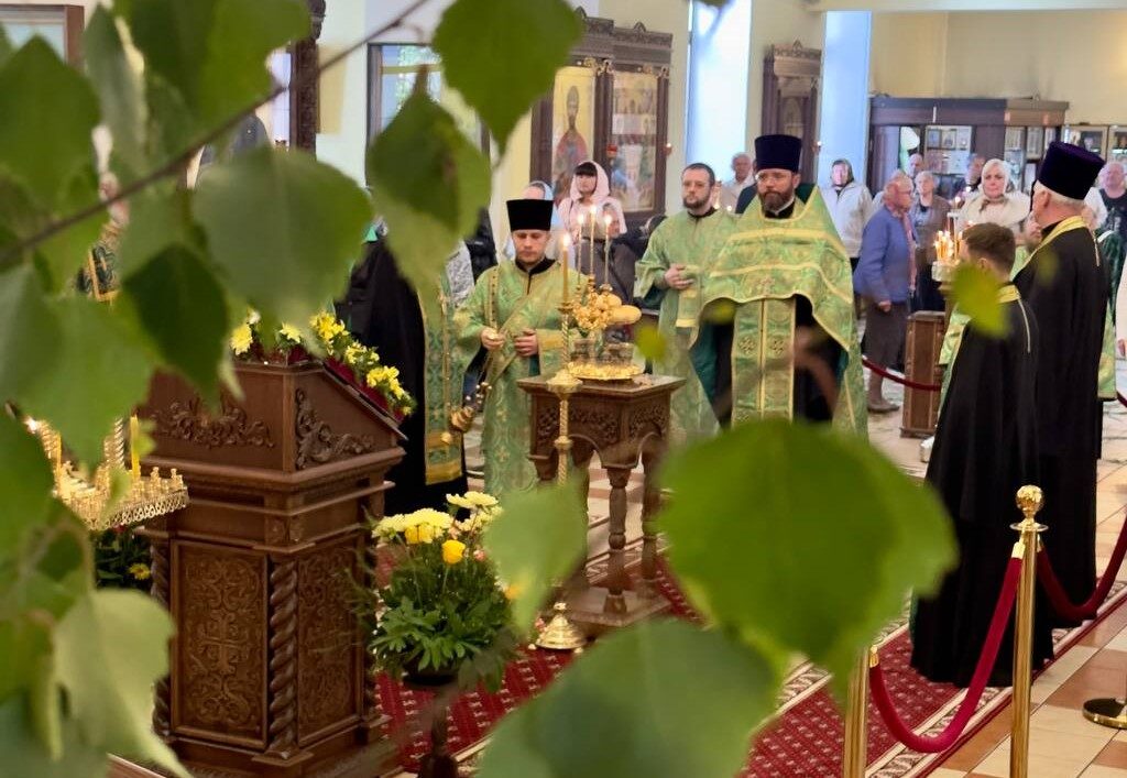 Вечернее богослужение в канун дня Святой Троицы в кафедральном соборе Бобруйска