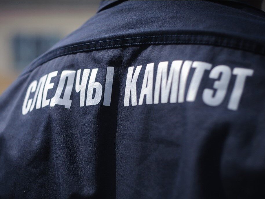 Ворота упали на машину