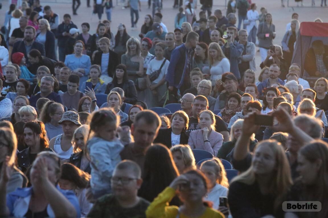 Праздничные концерты состоялись у Ледового дворца в Бобруйске