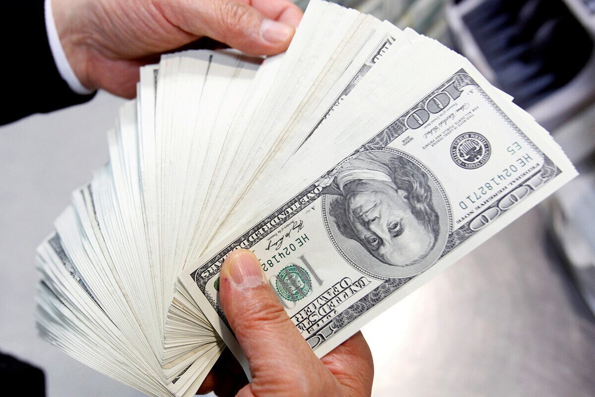 На торгах 12 июля доллар подешевел, российский рубль и юань подорожали