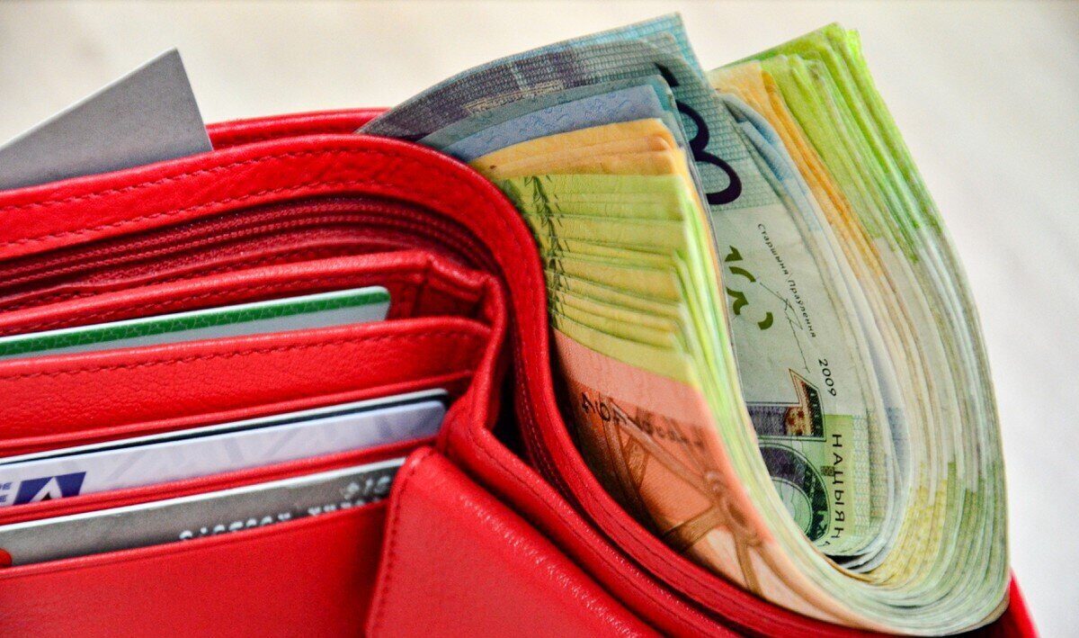 В Беларуси средняя зарплата за полугодие выросла более чем на 7%