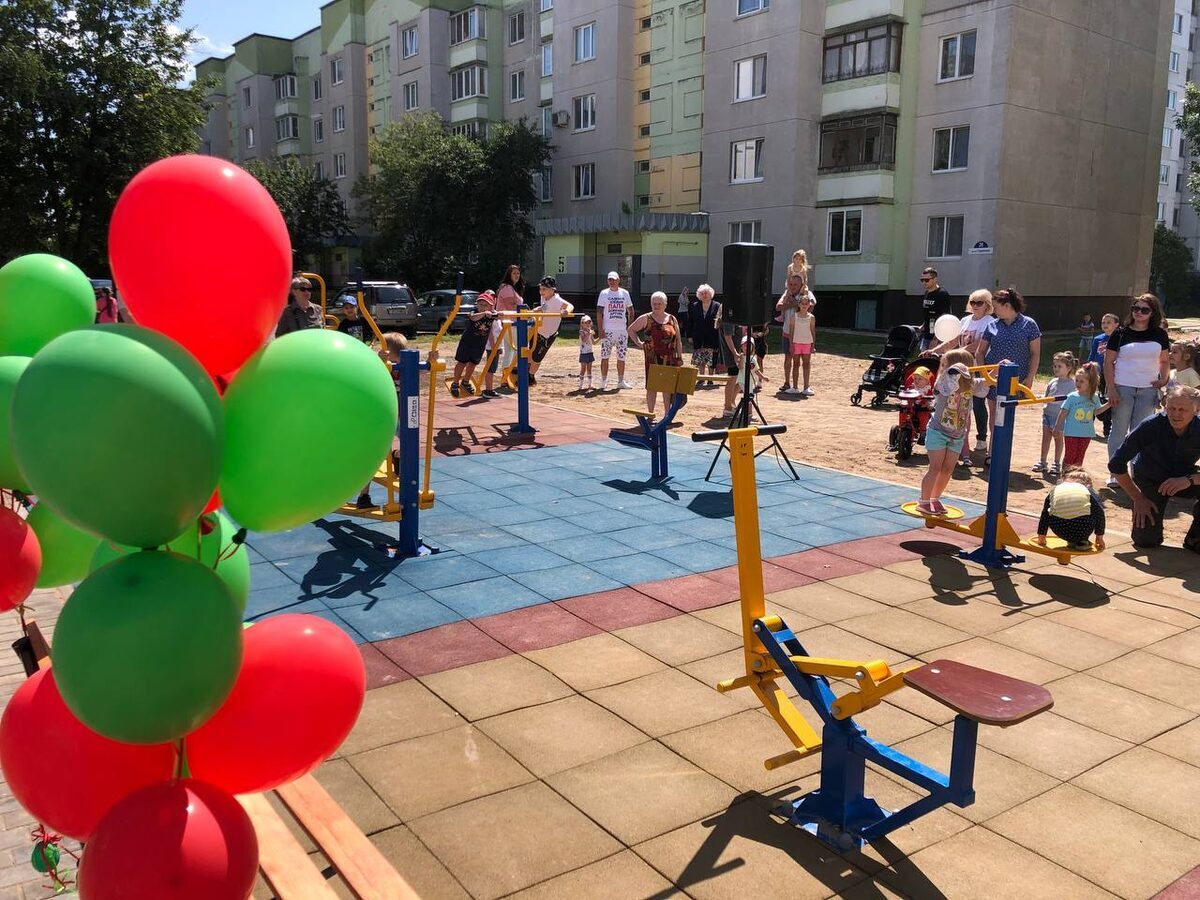 На радость детям. На проспекте Строителей торжественно открыли спортивно-игровую площадку