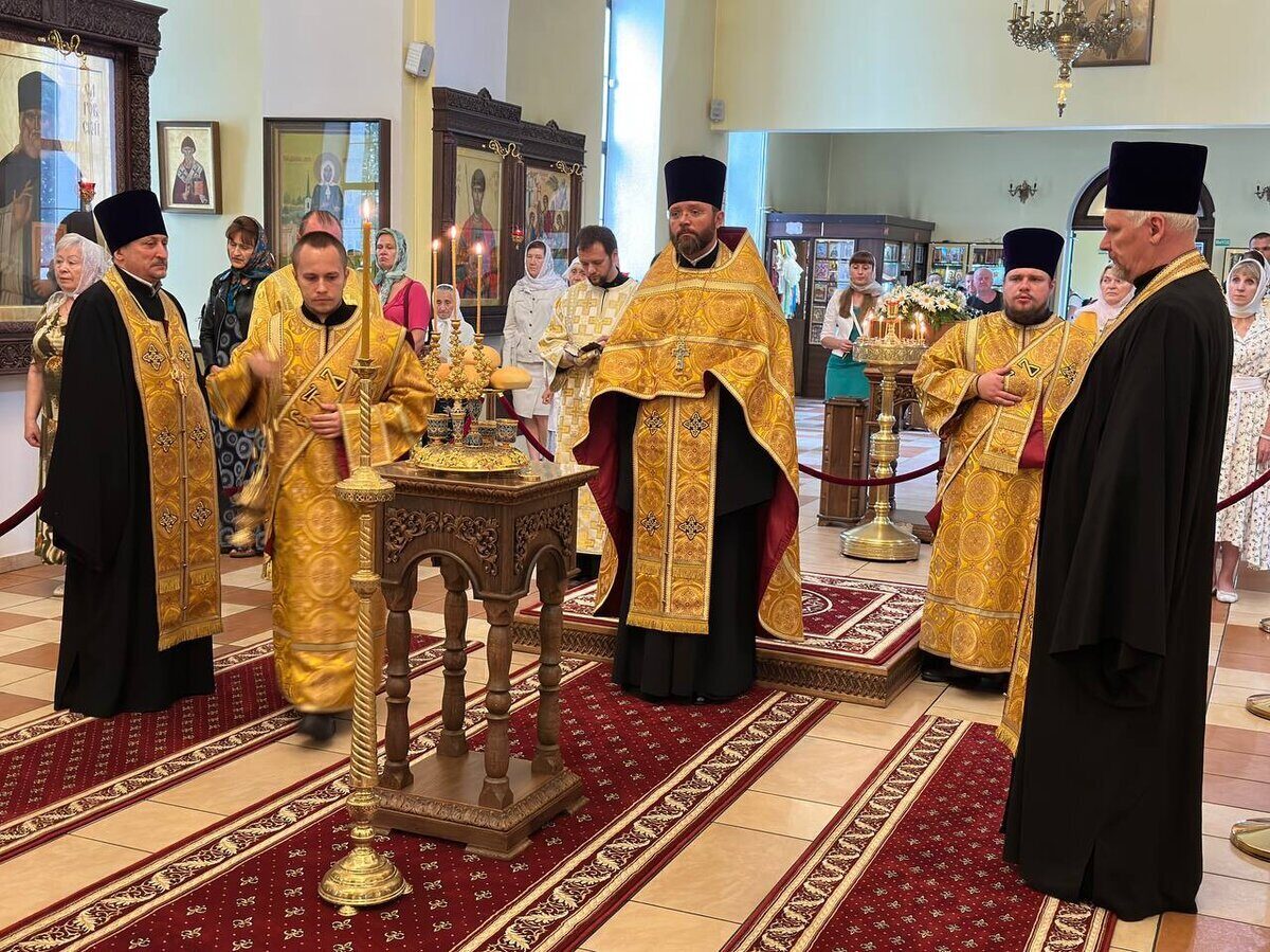 В канун дня памяти первоверховных апостолов Петра и Павла епископ Серафим совершил торжественное богослужение