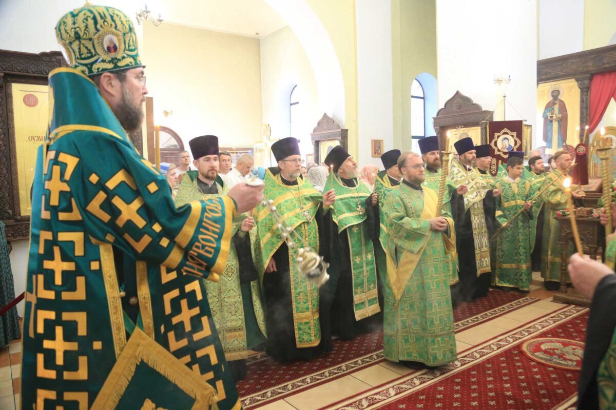 В канун дня памяти преподобного Серафима Саровского в Никольском кафедральном соборе Бобруйска состоялось праздничное всенощное бдение