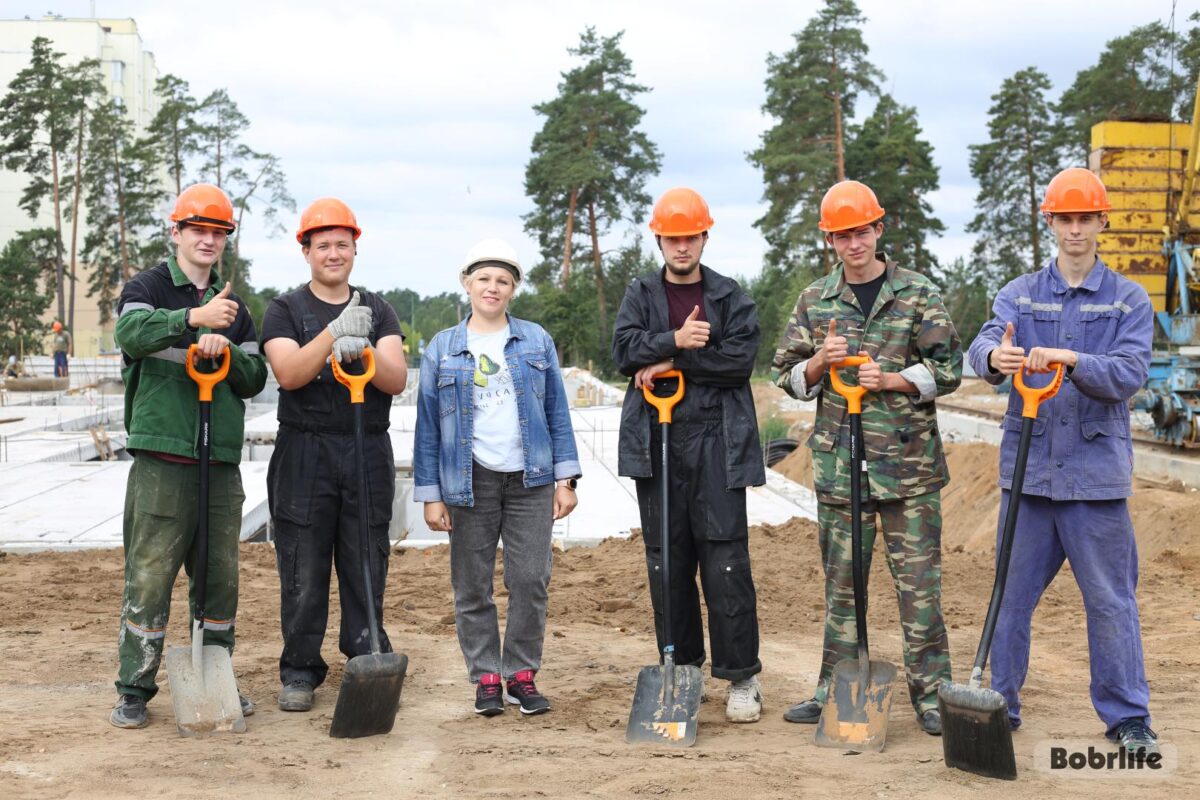 Бобруйская молодежь погрузилась в практическую деятельность на стройке нового детского сада в Киселевичах