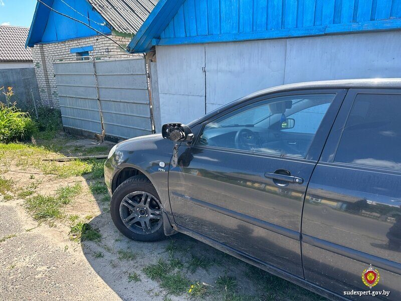Эксперт изъял на поврежденном авто след ладони злоумышленника