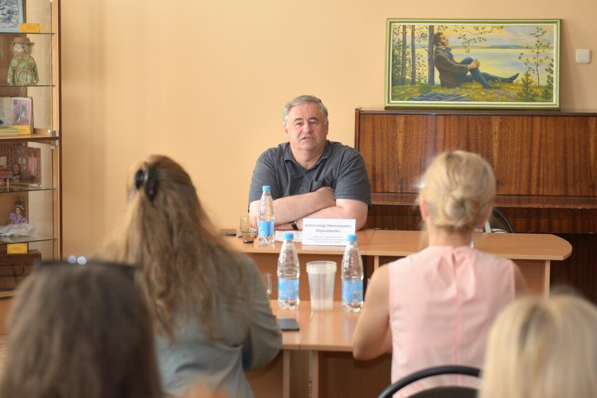 О народном ополчении, о творчестве, о детском чтении… О чем говорили на встрече с Александром Карлюкевичем