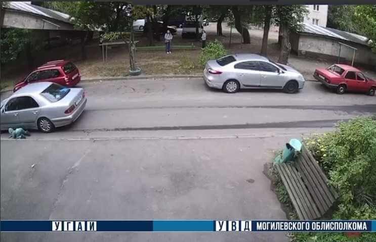В Бобруйске ребенок попал под колеса автомобиля