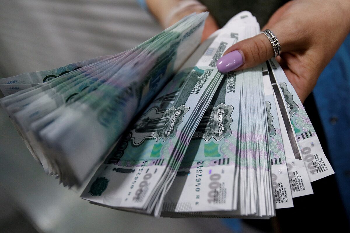 Биржа: 8 сентября евро, доллар и юань подешевели, российский рубль подорожал