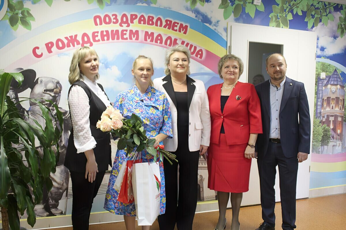 Представители «Белой Руси» поздравили бобруйчанку, у которой родилась девочка в День народного единства