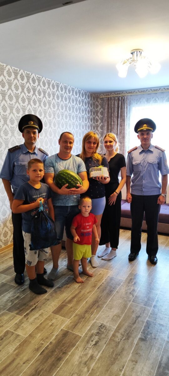 Сотрудники охраны помогли собрать детей в школу