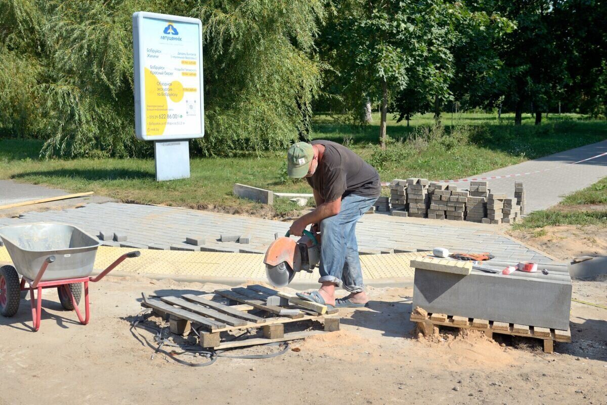 В Бобруйске продолжается ремонт дорог и благоустройство улиц ...
