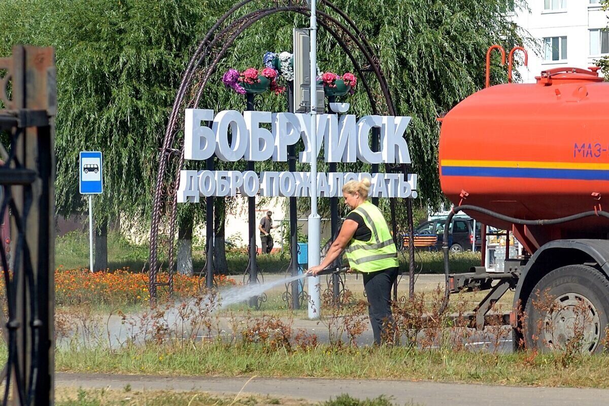 В Бобруйске продолжается ремонт дорог и благоустройство улиц