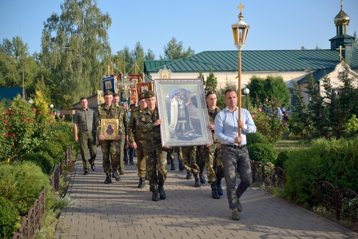 В женском монастыре состоялся крестный ход к собору Александра Невского