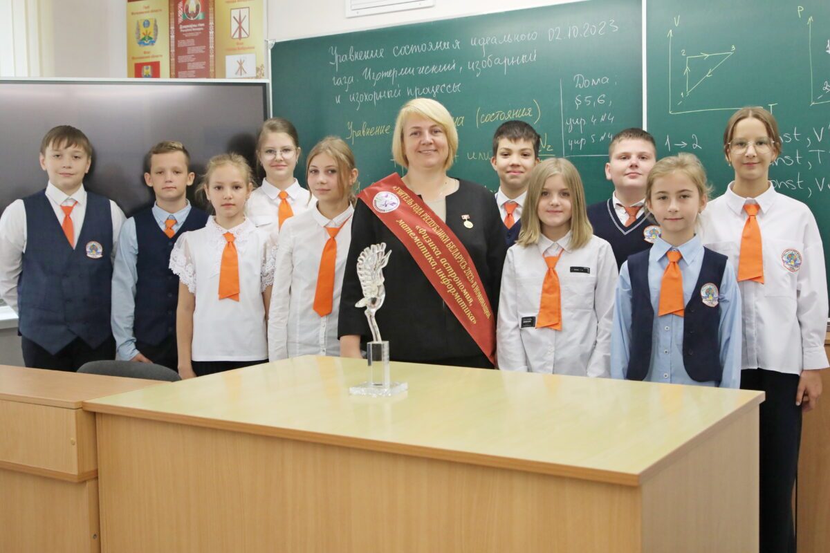 Хрустальный журавль лауреата главного конкурса педагогического мастерства в руках талантливого учителя