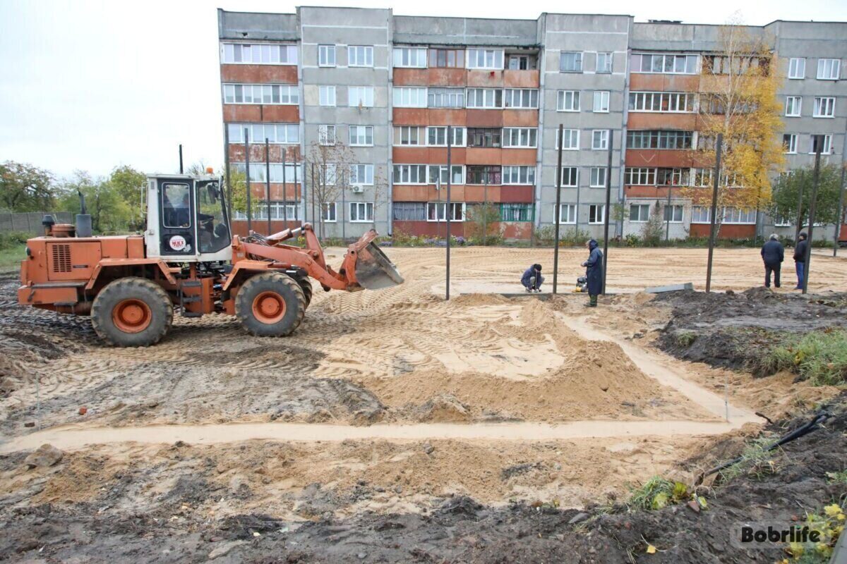 На бульваре Молодежном строят новую детскую площадку