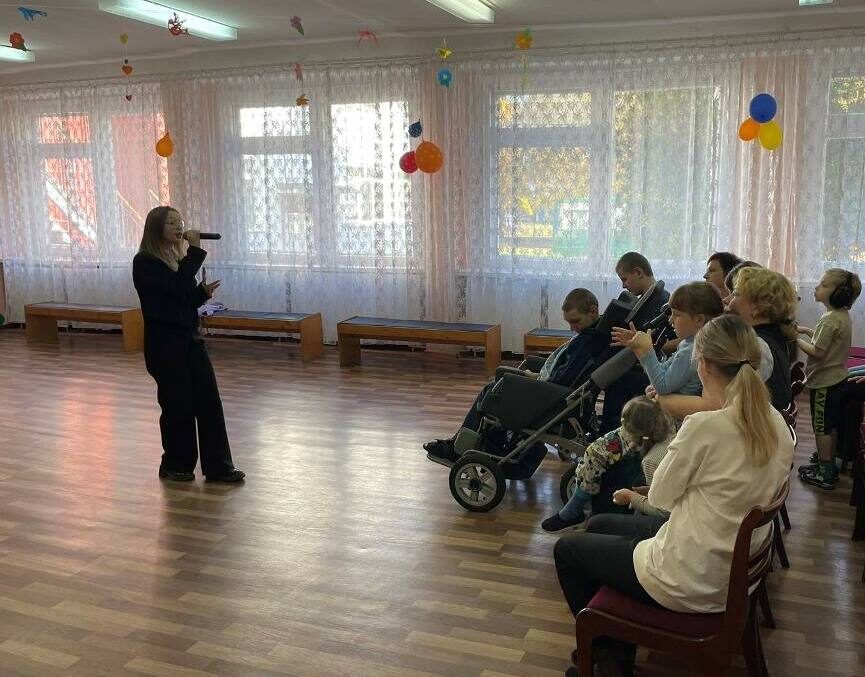 Для воспитанников и матерей Центра коррекционно-развивающего обучения и реабилитации провели праздничный концерт