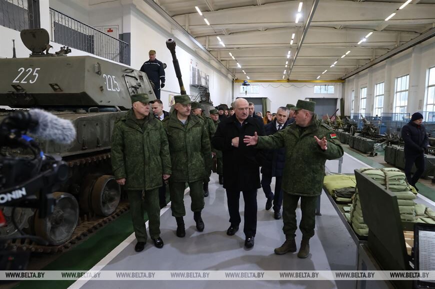 Лукашенко в Гомеле ознакомился с работой артиллерийской базы вооружения