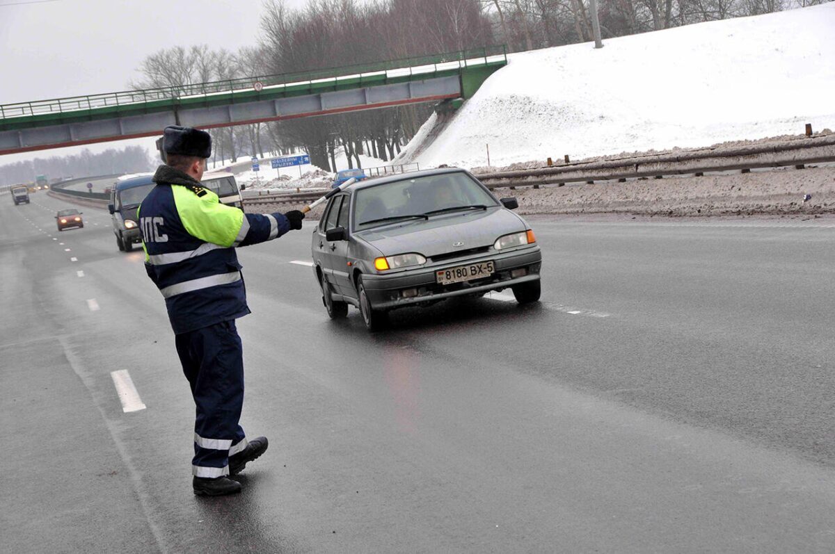 В Бобруйске водитель угнал автомобиль и пытался на нем скрыться от ГАИ