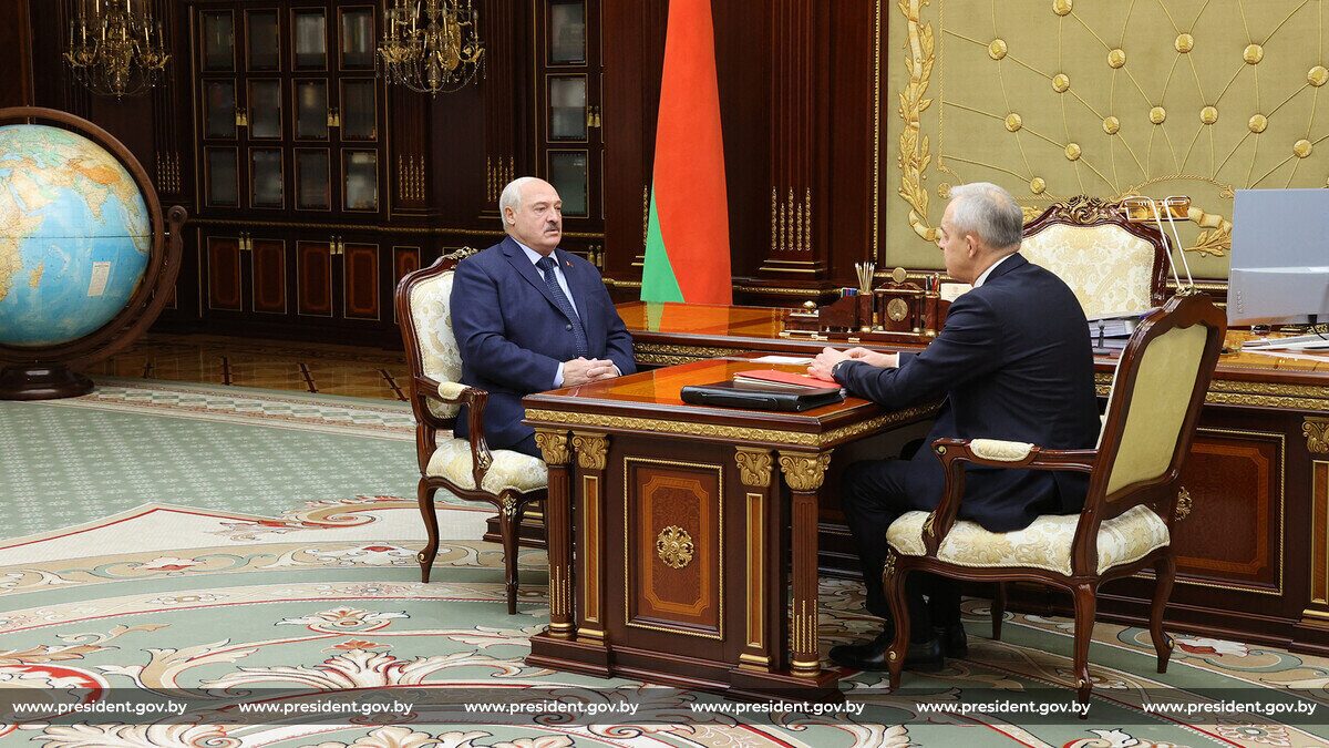 Лукашенко принял с докладом Главу Администрации Президента