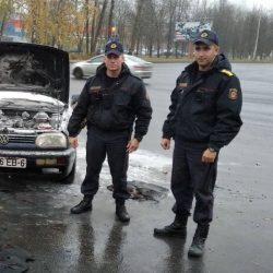Бобруйские охрановцы потушили дымящийся автомобиль