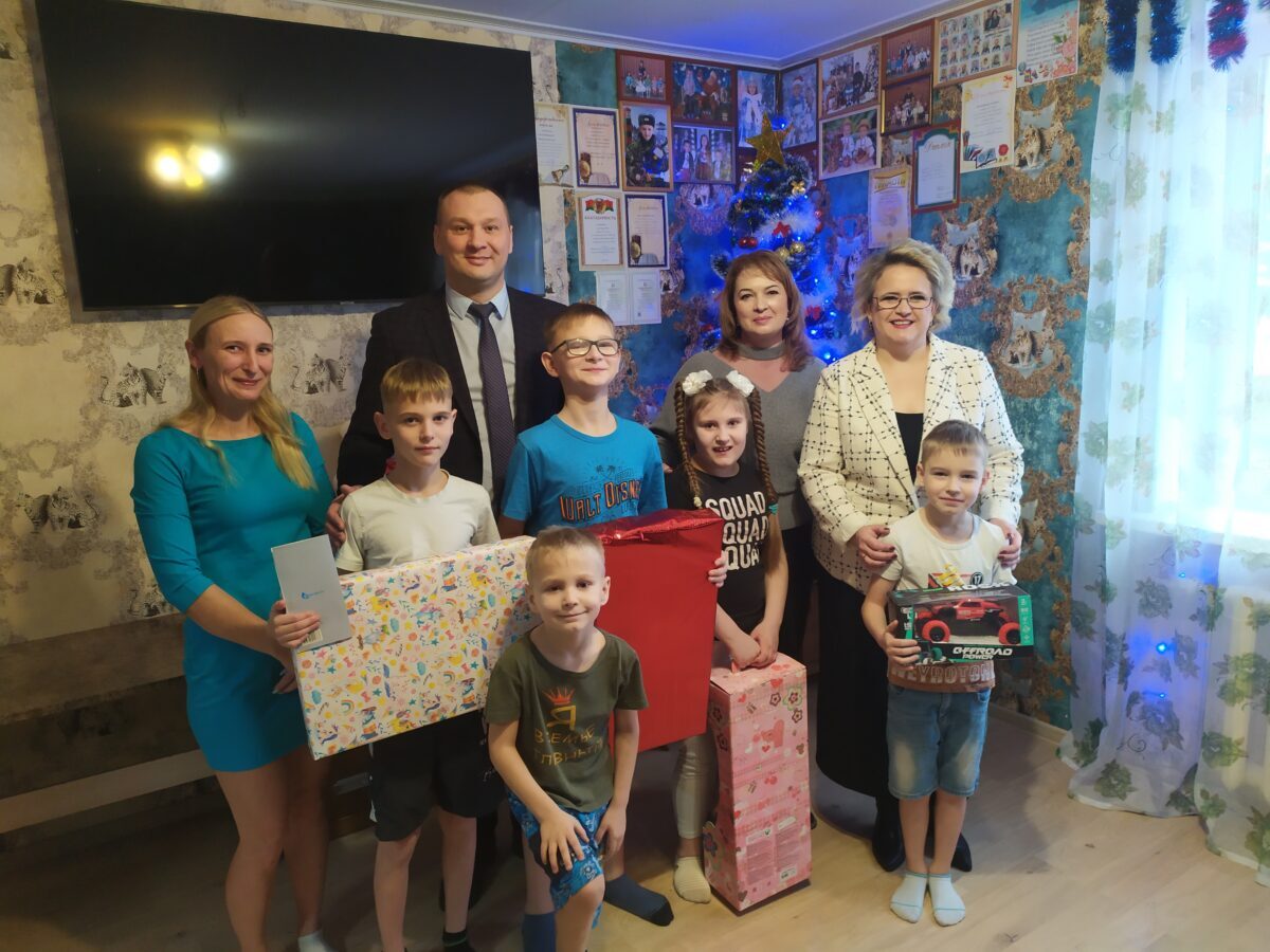 Новогоднее волшебство продолжается! Семью Жильниковых поздравили руководители бобруйских предприятий