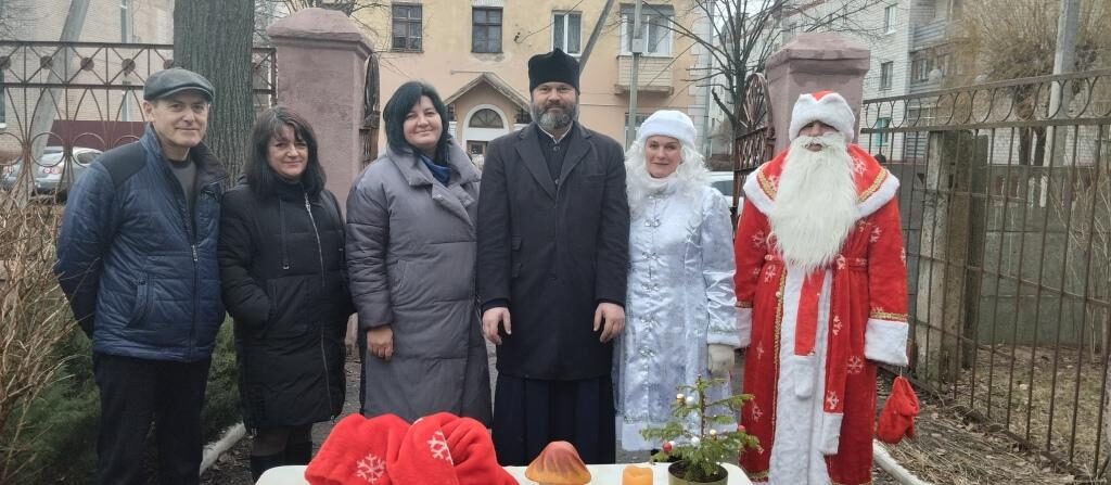 В рамках новогодней благотворительной акции «От всей души» гражданам, оказавшимся в трудной жизненной ситуации вручили подарки