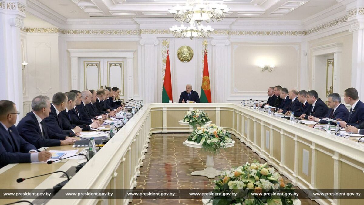Лукашенко раскритиковал чиновников и руководителей хозяйств за безобразное отношение к технике