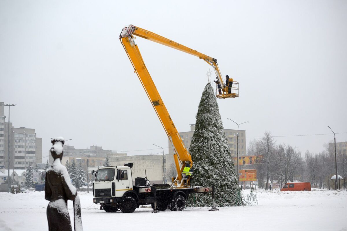 На площади возле Дворца искусств устанавливают новогоднюю ель и хоккейную коробку