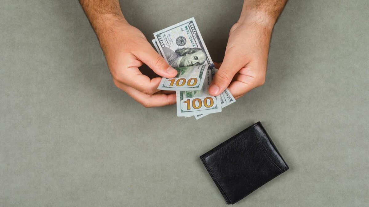 Белорусы активно продают валюту: а куда уходят деньги?