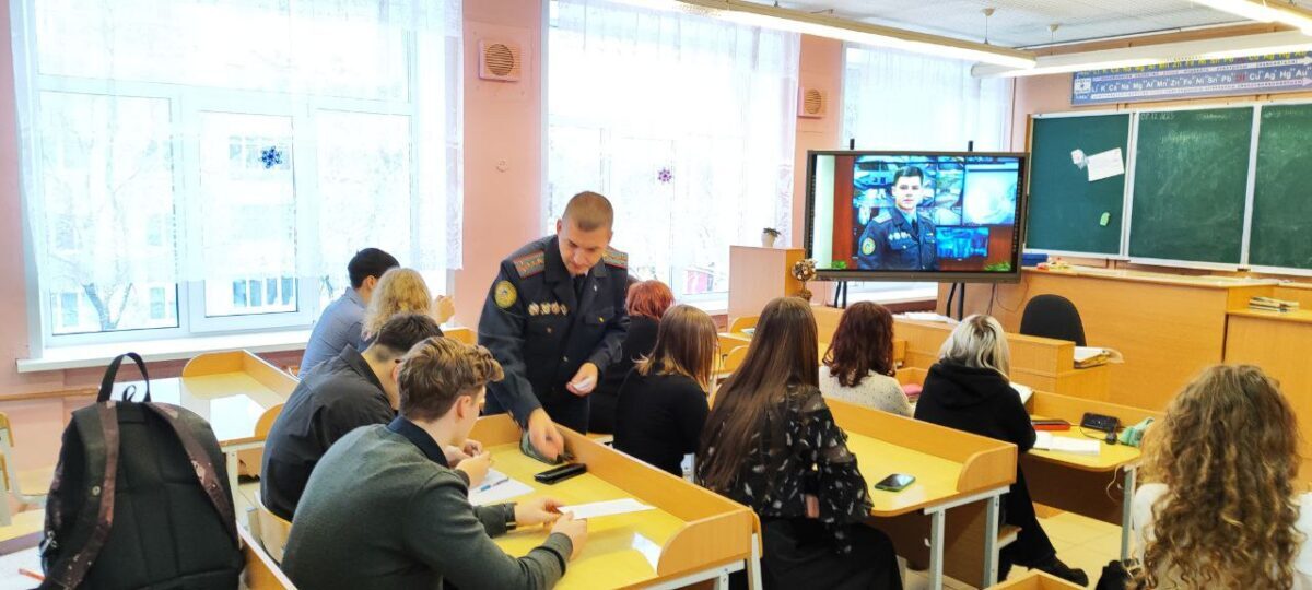 Одну из школ Бобруйска посетило руководство Бобруйского отдела Департамента охраны