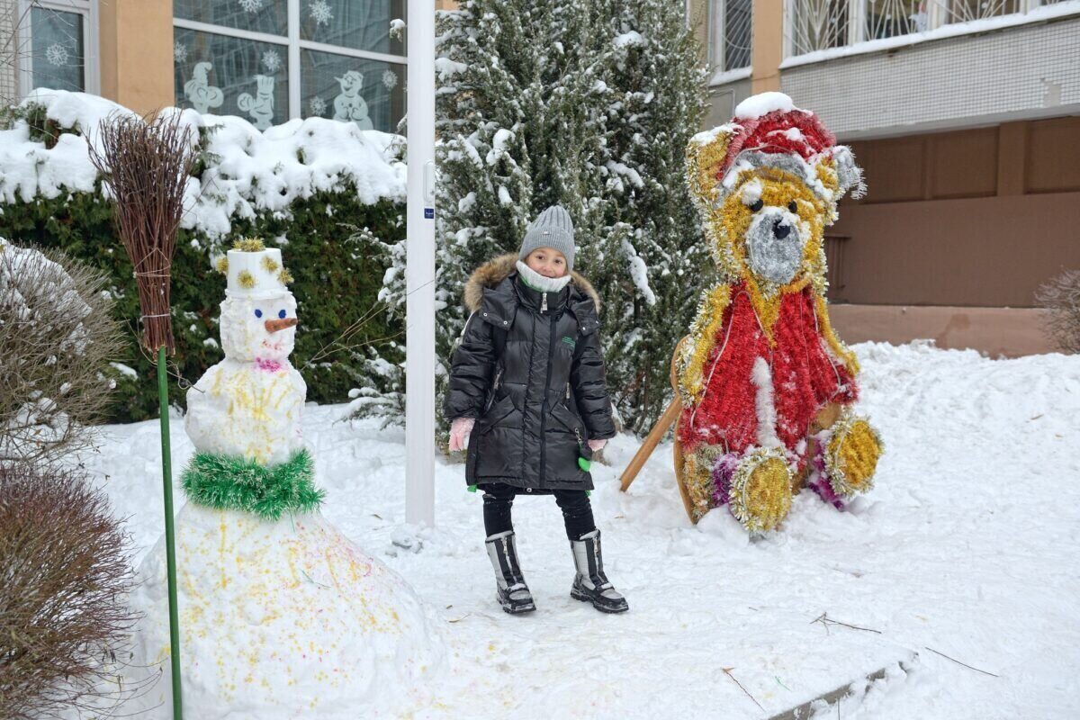 С наступлением зимы дети начали лепить снежные фигуры у своих школ