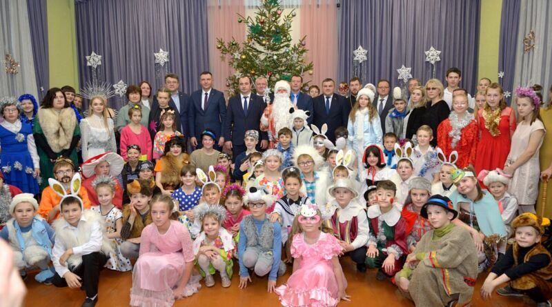 Каменскую школу-інтэрнат наведалі госці з навагоднімі падарункамі