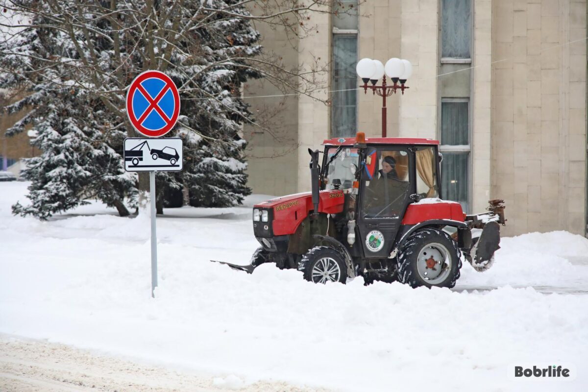 В Бобруйске продолжается интенсивная уборка снега