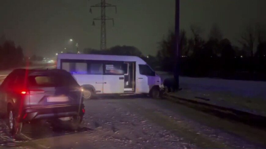 В Бобруйске произошло столкновение между легковым автомобилем и маршруткой