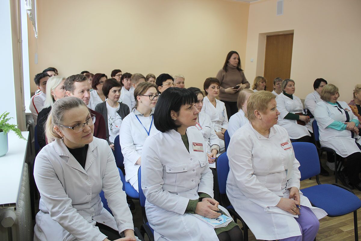 Агитация и призыв посетить участок для голосования. Кандидаты в депутаты активно общаются с избирателями