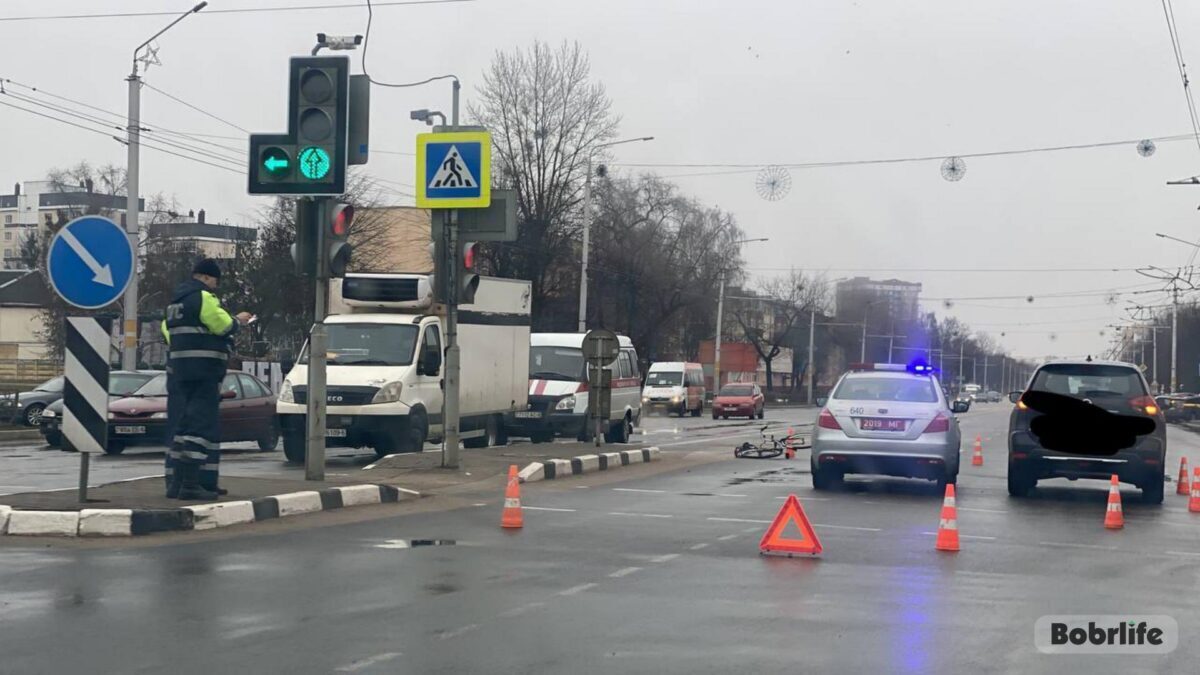 В Бобруйске автомобилист сбил пенсионера-велосипедиста на оживленном перекрестке