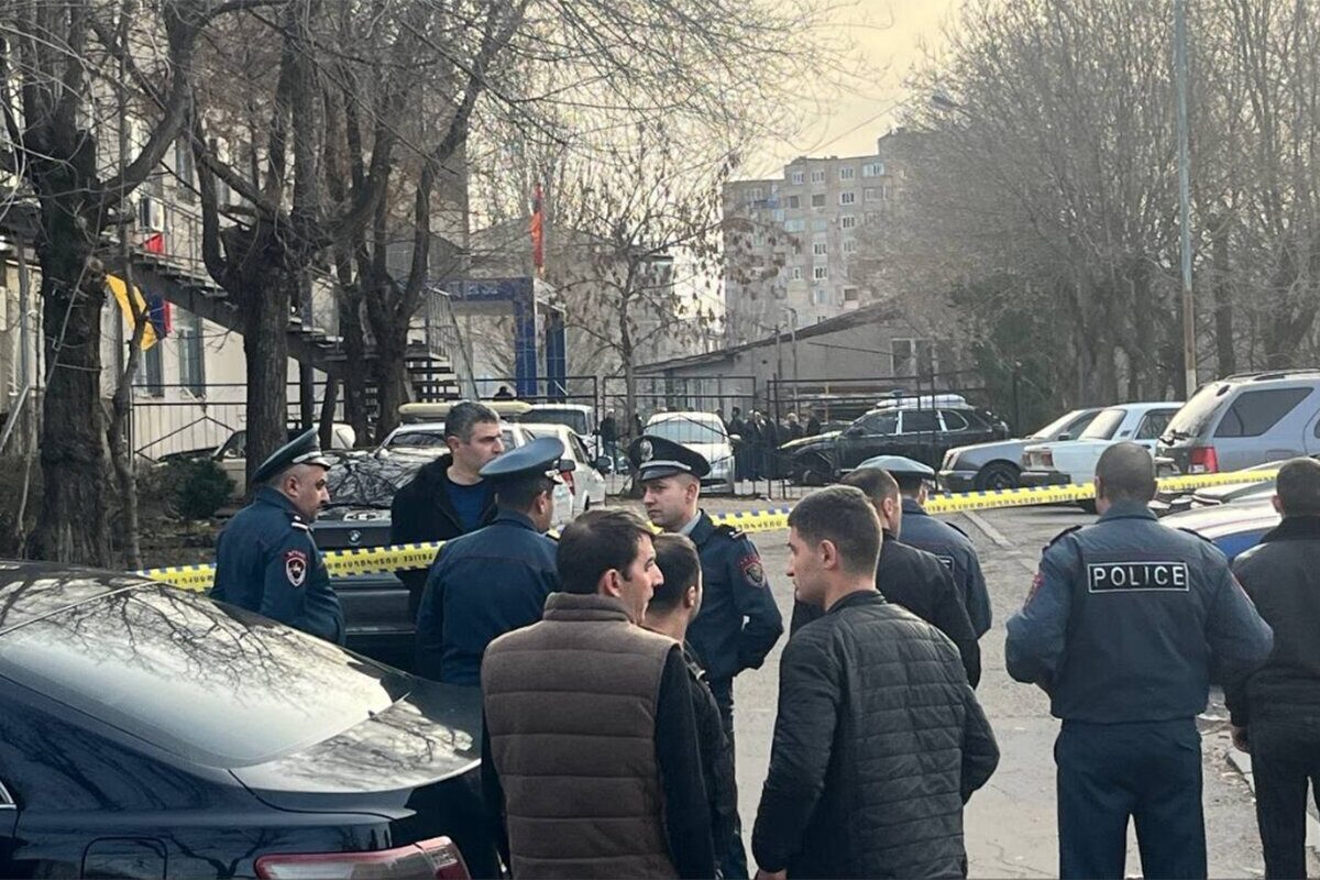 Вооруженные люди ворвались в отделение полиции в Ереване