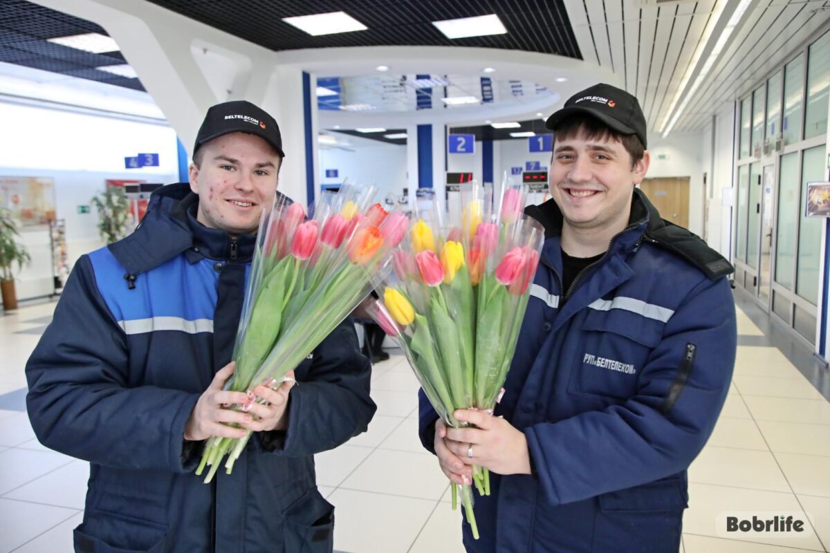 Сотрудники компании «Белтелеком» поздравили бобруйчанок с 8 Марта