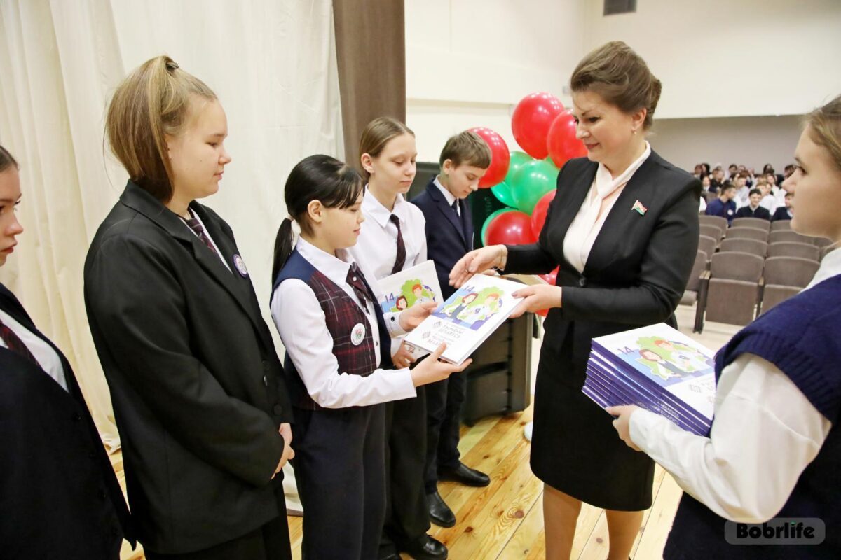 Повод гордиться страной. В школе №35 вручили подарочные издания «Я – гражданин Республики Беларусь»