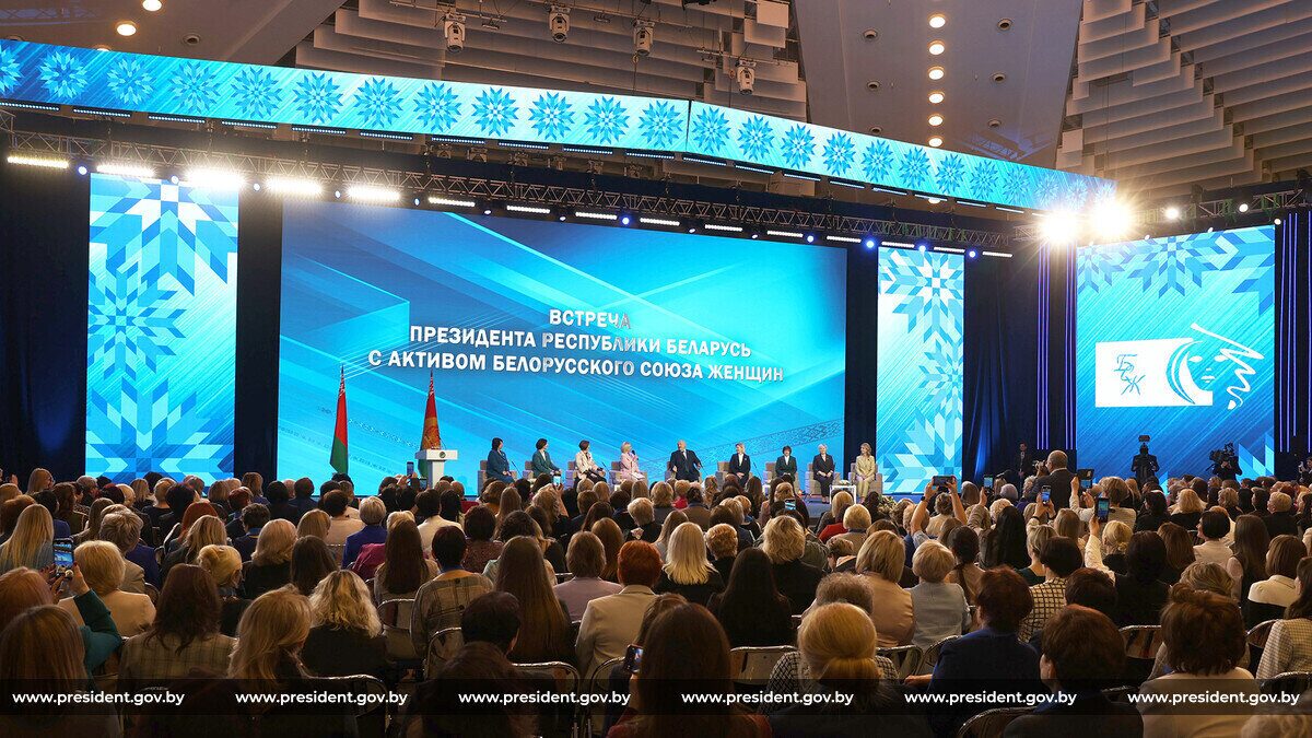 Лукашенко вручил государственные награды лучшим представительницам Белорусского союза женщин