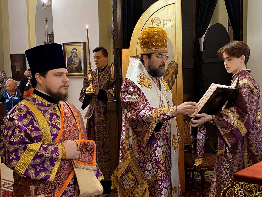 В Неделю 1-ю Великого поста епископ Серафим совершил Божественную литургию в Никольском кафедральном соборе Бобруйска