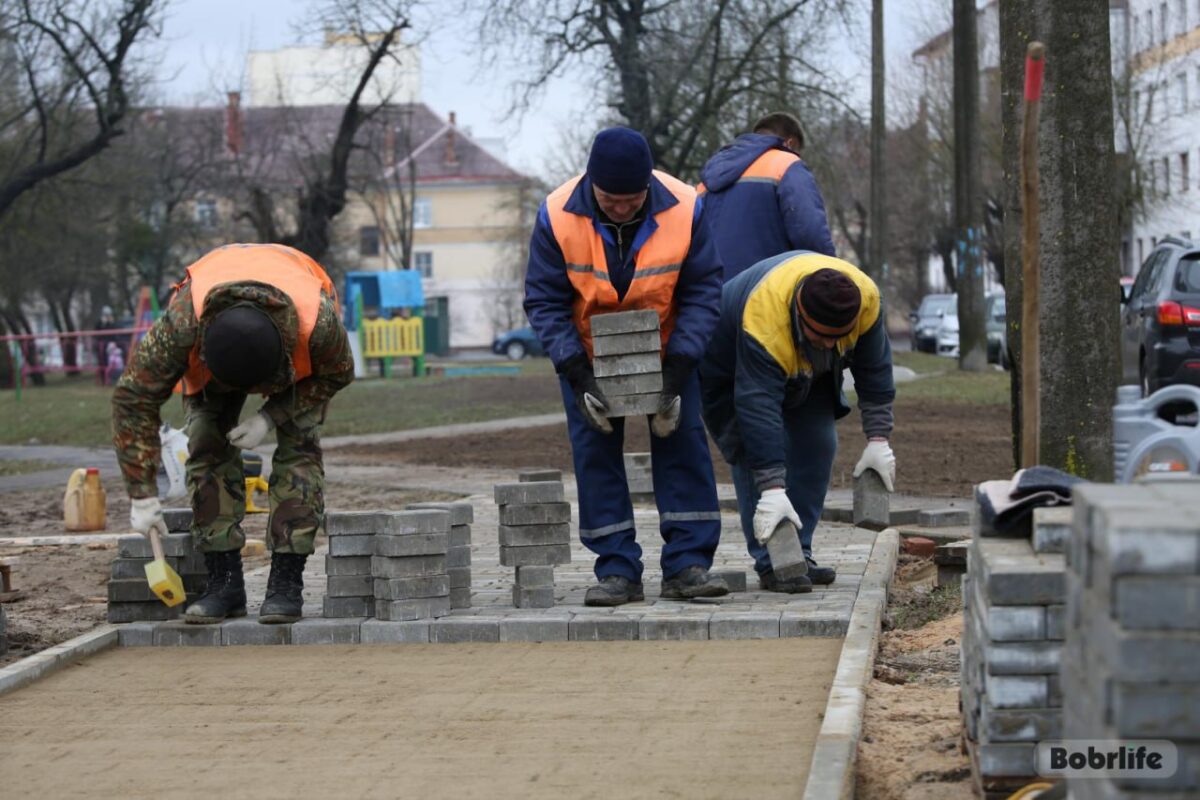 В Бобруйске на улице Чонгарской укладывают тротуарную плитку