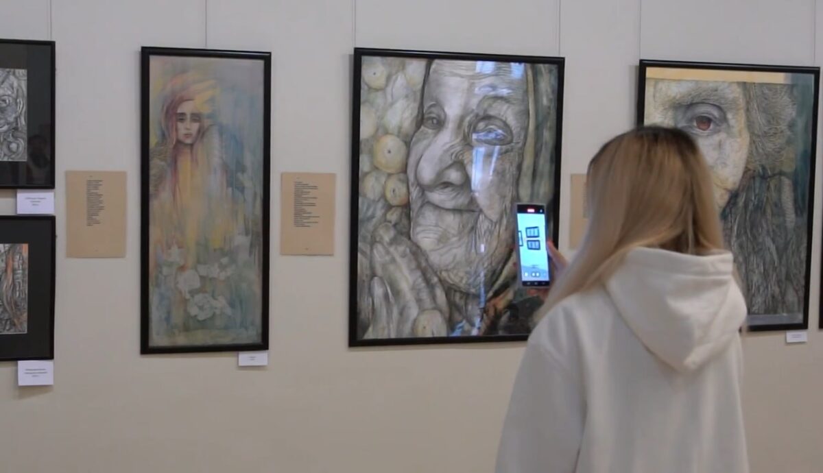 Портал в мир искусства: в Бобруйске открылась выставка «Графика жизни»