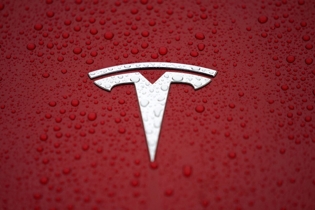 Объем поставок автомобилей Tesla сократился впервые за почти четыре года
